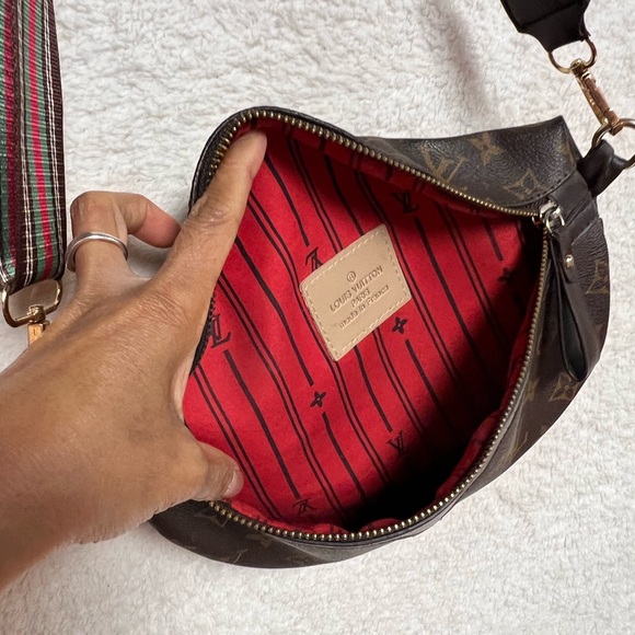 Louis Vuitton Red and Black Striped Interior - Picture 4 of 8